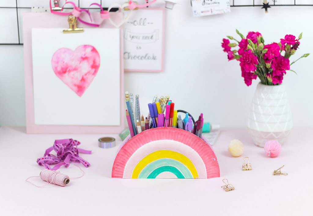 Frau Liebling - DIY Blog - Deko, Geschenke, Lettering - DIY Regenbogen Utensilo aus Papptellern